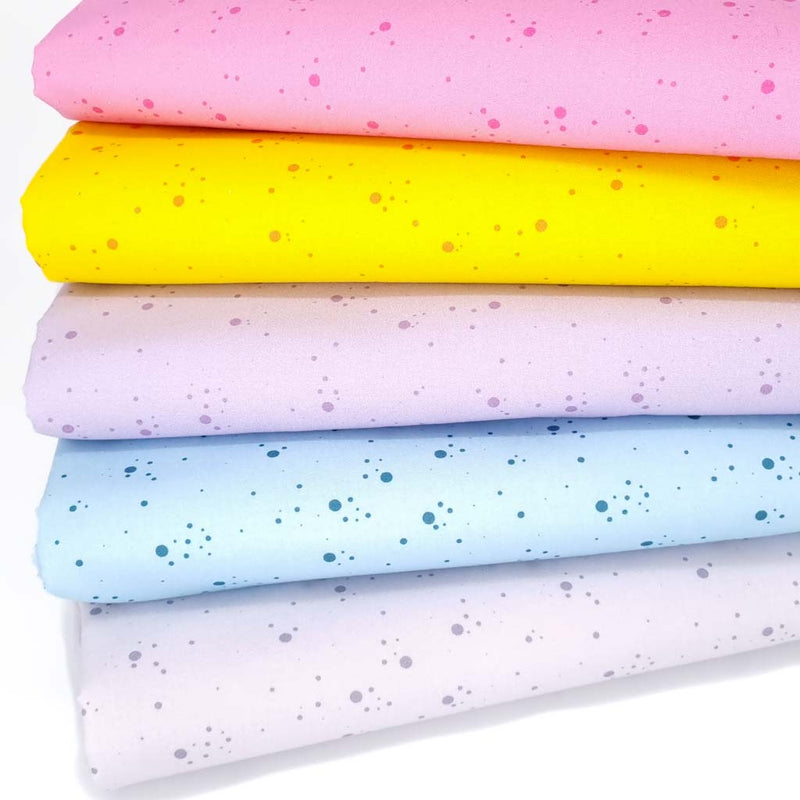 A cotton fat quarter bundle of 5 coloured fabrics featuring a paint speckle effect